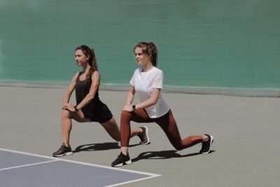 Na imagem, mulheres se exercitando como hábitos diários.