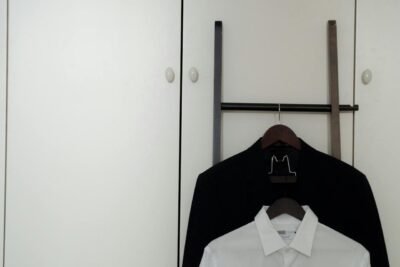 Camisa masculina preta como combinar sem pesar o visual